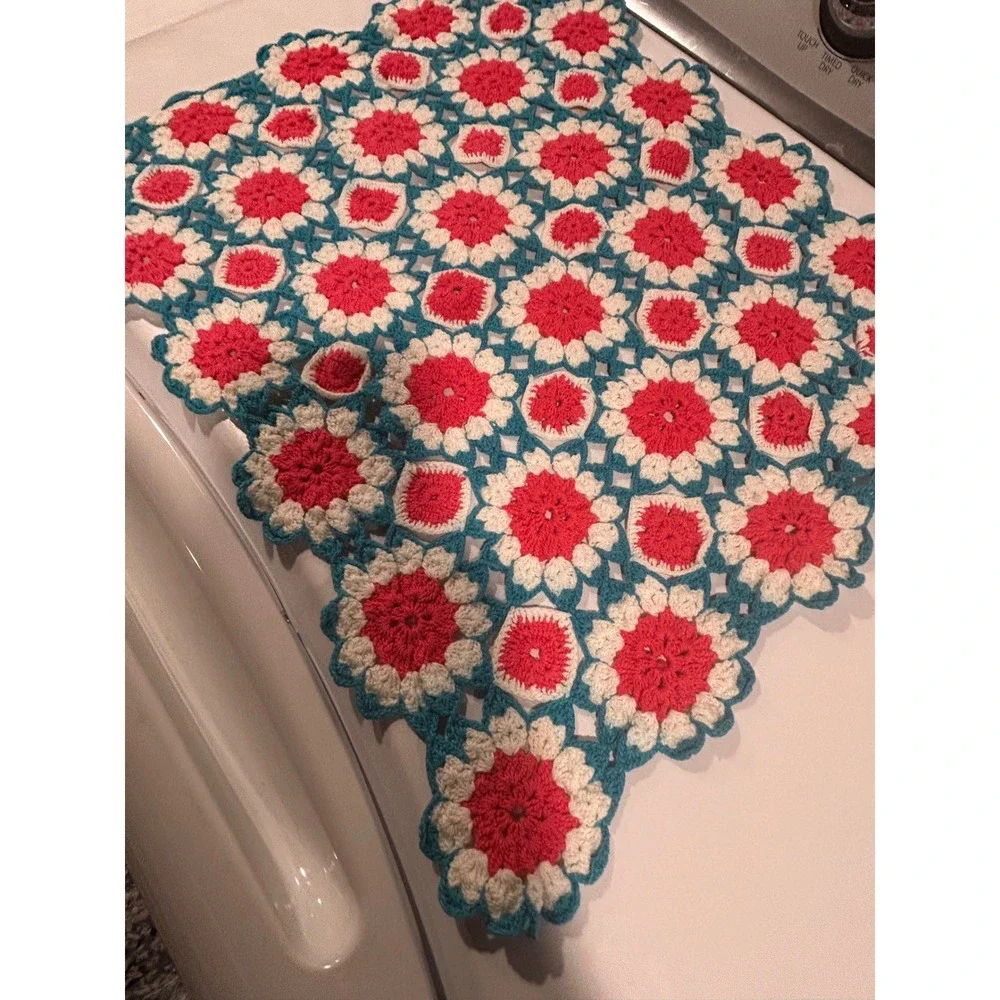Vintage Handmade Crochet Floral Table Topper Retro Daisy 19.5 X 15.5